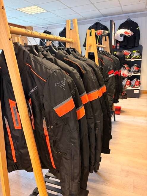 MC-jakker på stativ i MC-avdelingen til Lieds Verktøy i Ålesund