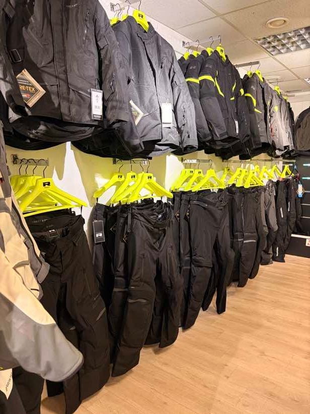 MC-jakker og -bukser på stativ i butikken til Lieds MC på Blindheim i Ålesund