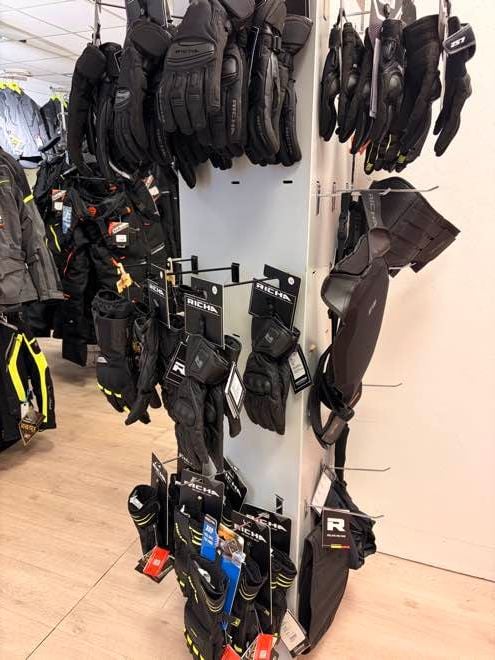 Ryggskinne, beskyttere og hansker fra Richa i butikkhylla