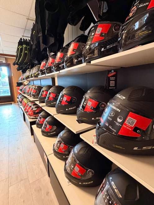 MC-hjelmer fra LS2 på hylle i butikken til Lieds MC i Ålesund